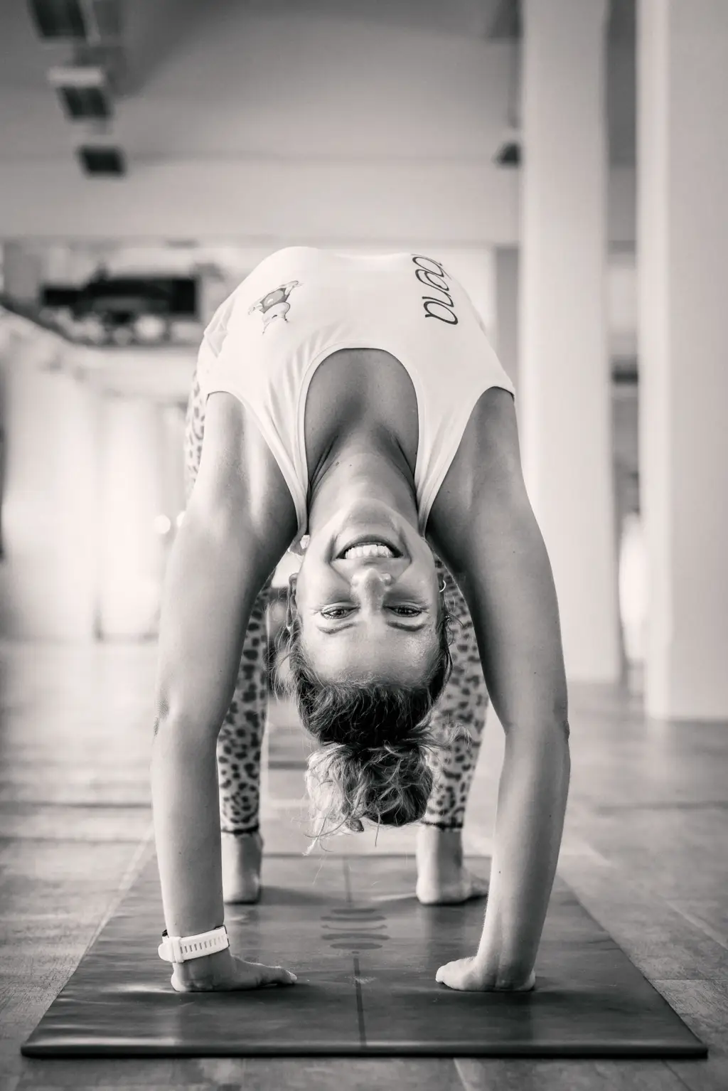 Monika macht eine Brücke