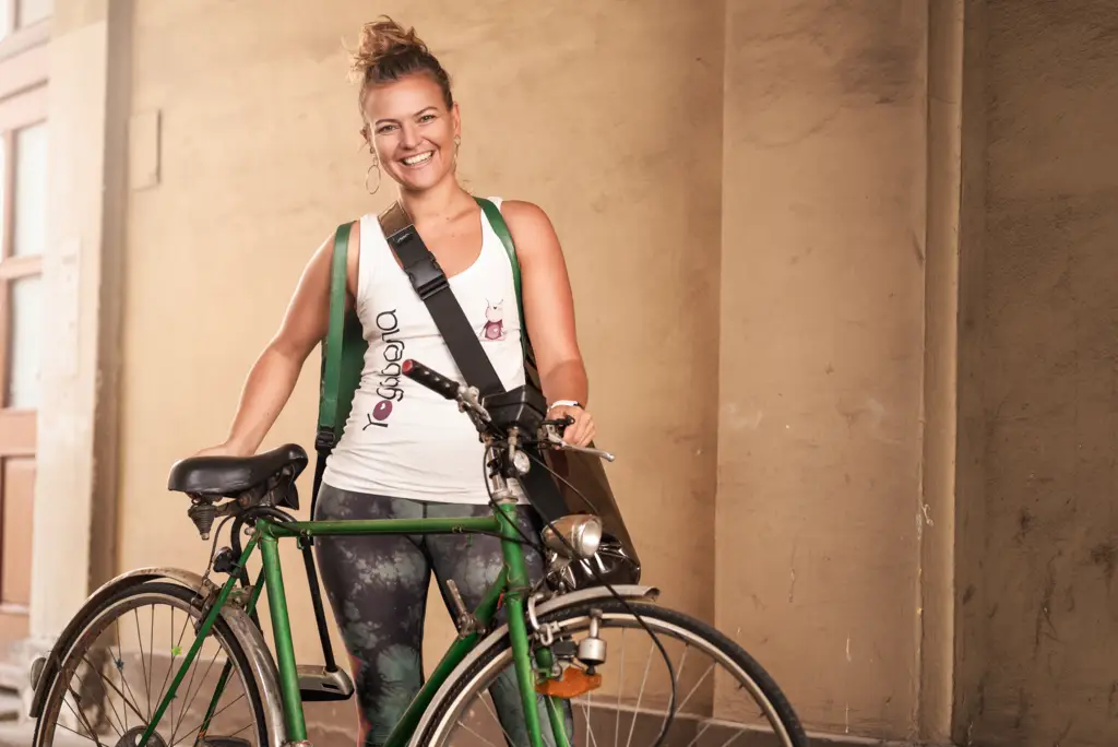 Monika mit ihrem Fahrrad