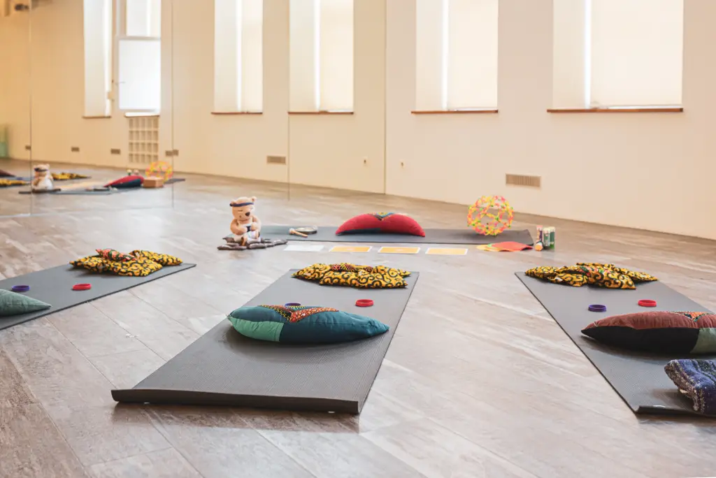 Ein Turnsaal mit Yogamatten und anderen Utensilien