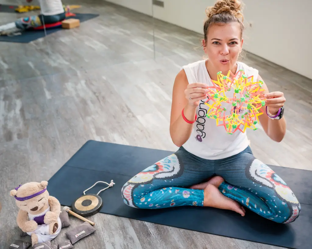 Monika zeigt eine Blume aus Papier